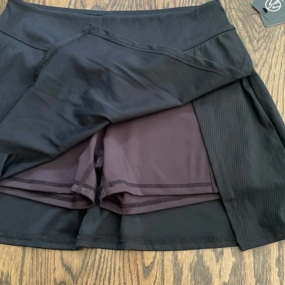 NWT Athletic skort in black - Picture 3 of 8